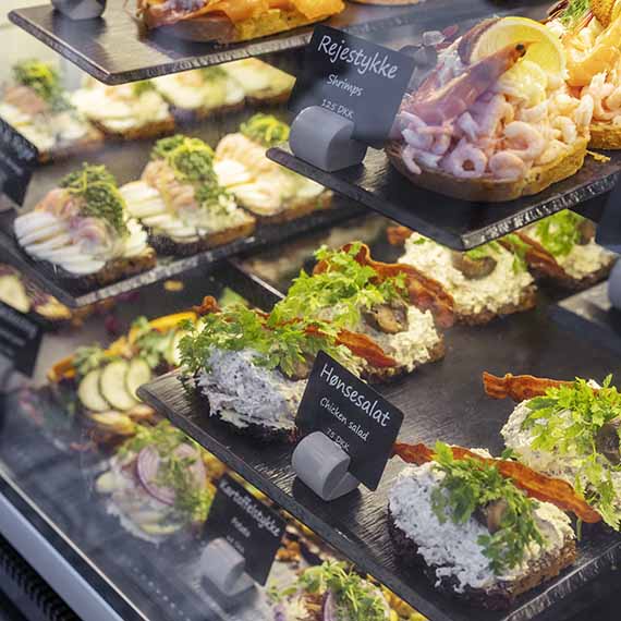 Stort udvalg af frisksmurt smørrebrød fra Hallernes Smørrebrød i Lyngby Storcenter